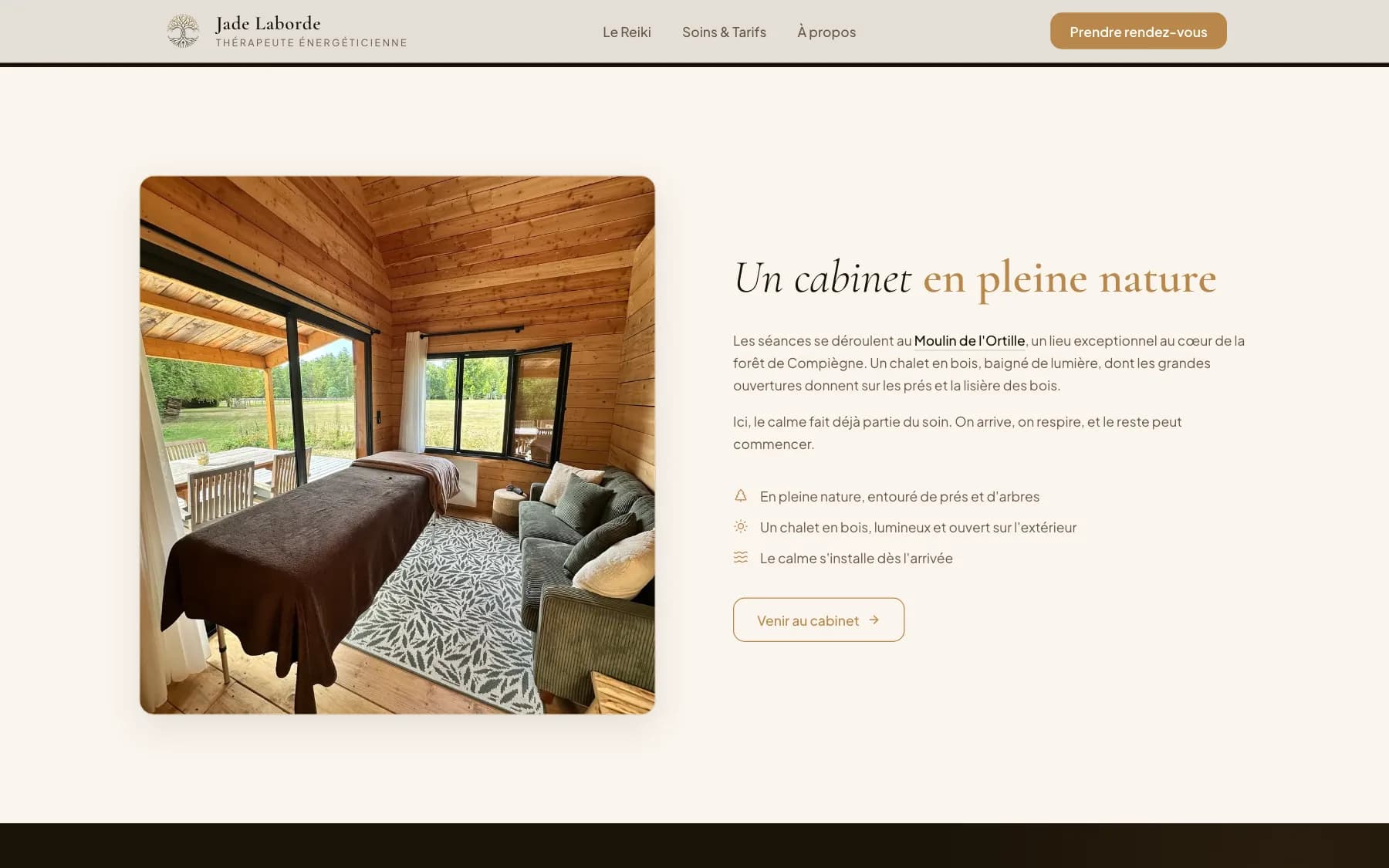 Le cabinet de Jade Laborde, un chalet en bois en pleine nature